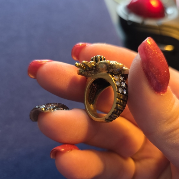 Heidi Daus Gold Tone Black Bee Statement Ring Size 6 (READ) /300 - Picture 6 of 9